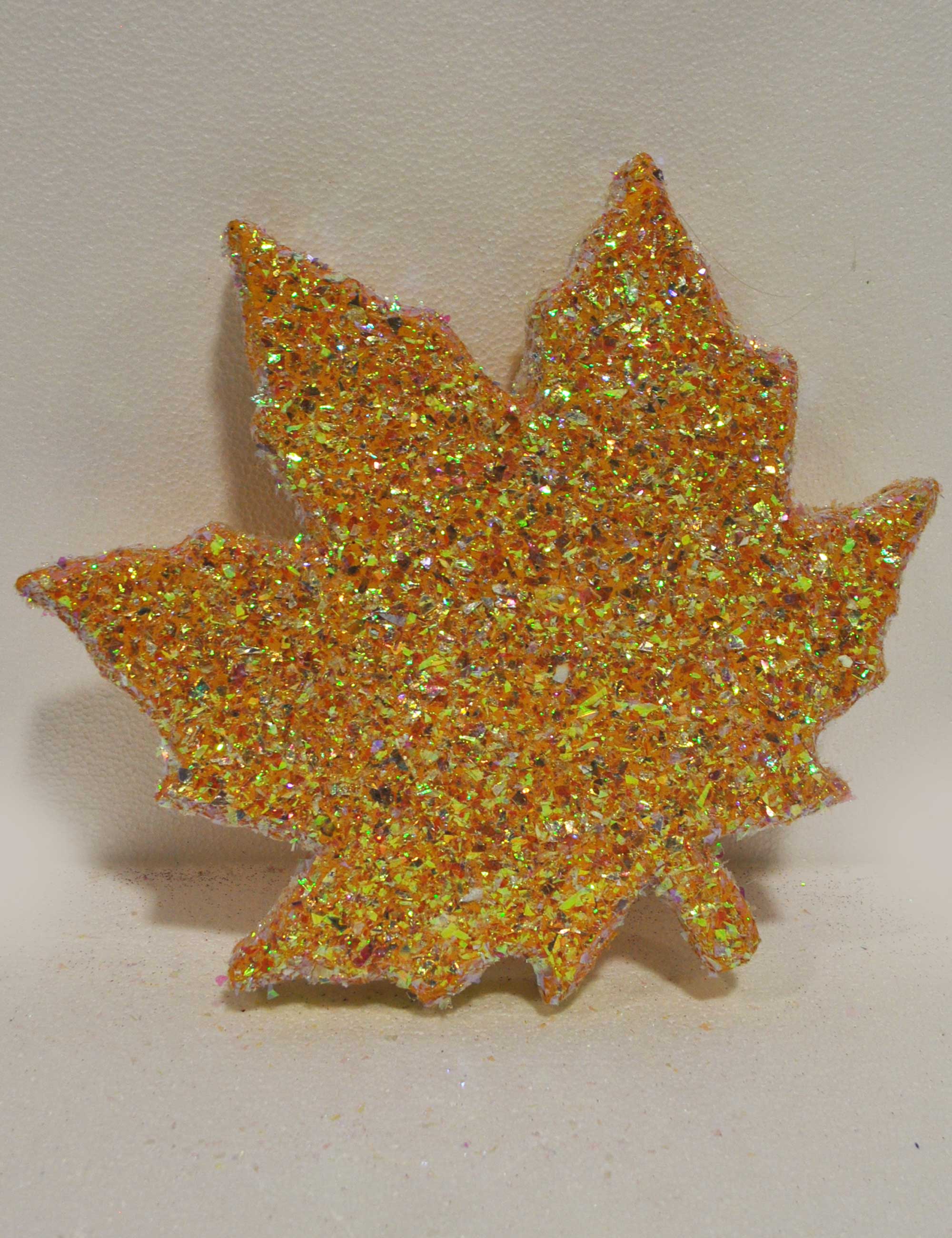 foglia gialla in polistirolo per decorazione autunno vetrine negozi